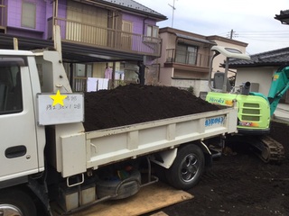 ～神奈川県大和市　Ａ様邸　いよいよ工事開始です。　根伐り（ねぎり）残土排出作業～